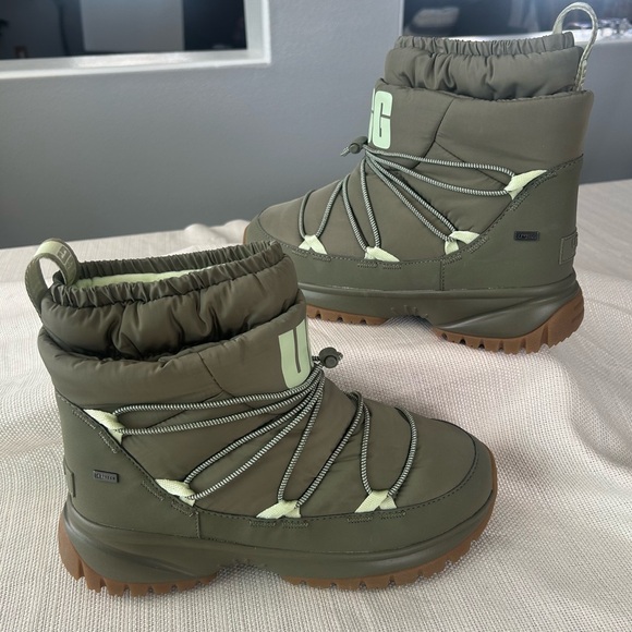 UGG YOSE PUFFER MID WATERPROOF BOOT
